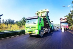 S201威東線（機(jī)場路）路段，預(yù)計(jì)10月20日路面主體完工